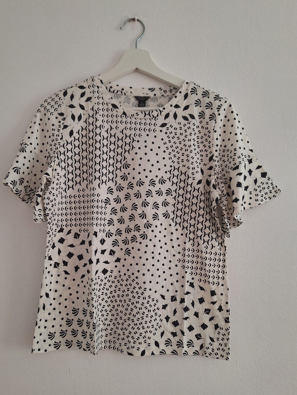 NWT Ann Taylor White And Black Short-Sleeve Printed Ruffle Tee